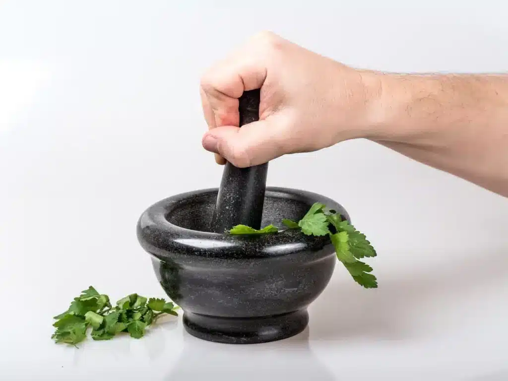 Stop ai parassiti dell'orto! Ricette e consigli per preparare macerati contro gli insetti dannosi! 1 Stop ai parassiti dell'orto - mortaio