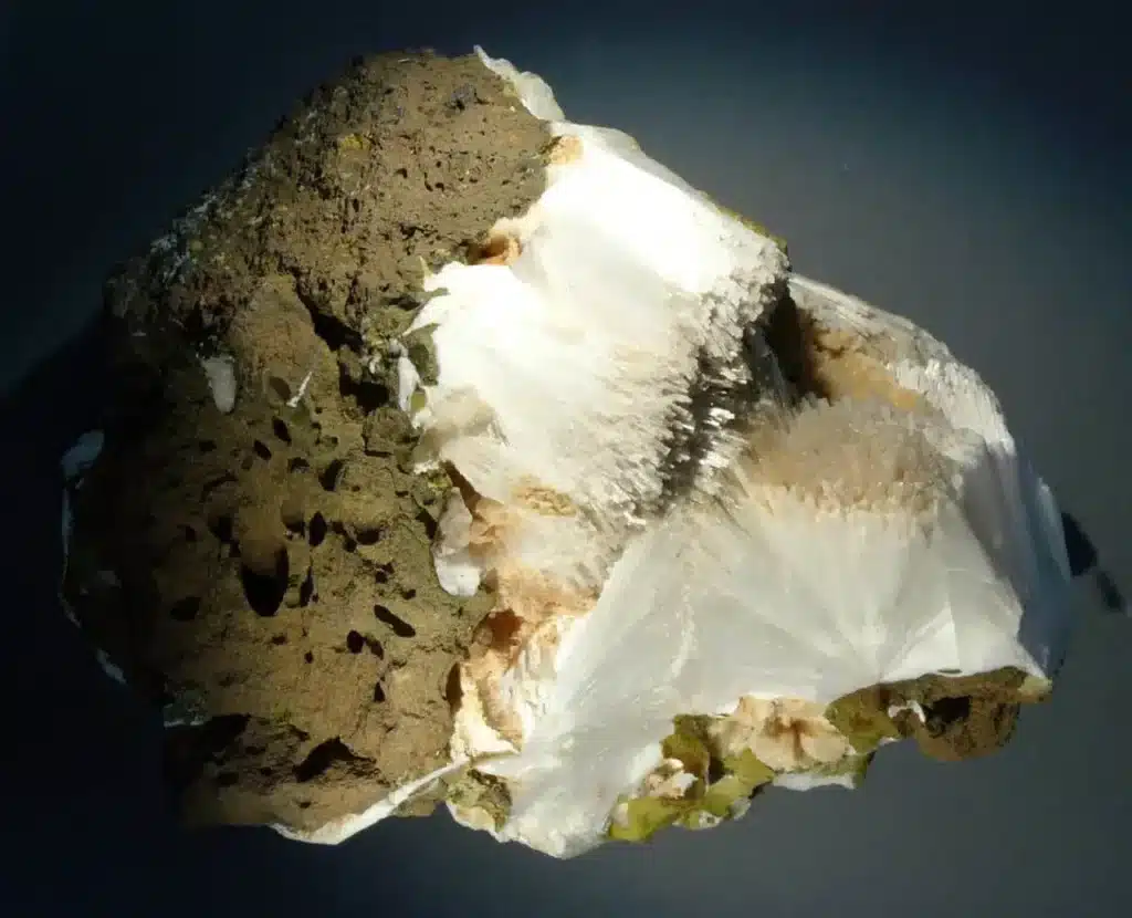 Zeolite per l'orto: la guida completa 1 Zeolite roccia.jpg